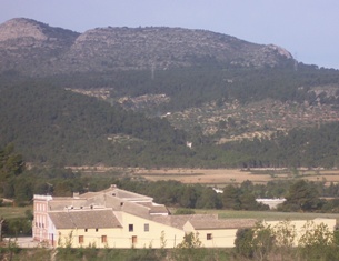 Vista Exterior Masia Ull de Canals ( al fondo Penya La Blasca 1119 mts.)